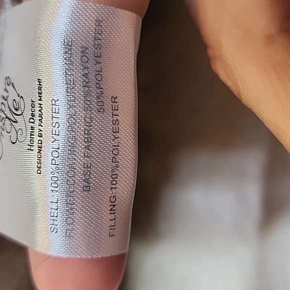 Throw pillows - Picture 9 of 10